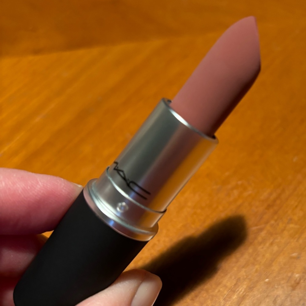 MAC  Lipstick Sultry Move - Picture 6 of 16